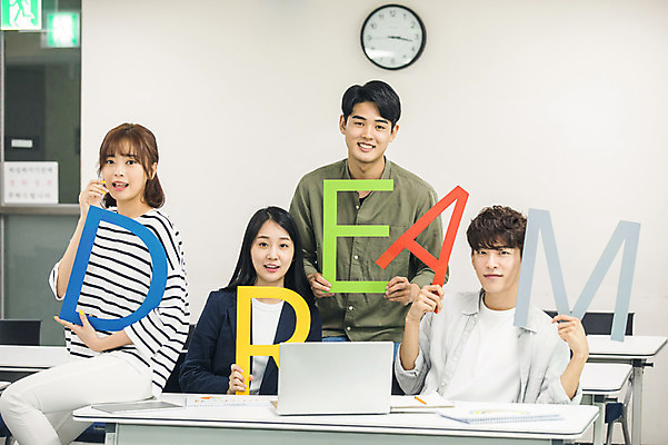 포토 JPG 문자 알파벳 응시 여자 남자 대학생 대학생라이프 실내 미소 들기 사람 여러명 상반신 20대 성인 앞모습 친구 노트북 청춘 캠퍼스라이프 꿈 한국인 강의실 대학교 성인만 국내포토 학생 라이프스타일 영어 시선 교육 뷰포인트 다수 컨셉 학교 관계 모션 표정 동양인 청년 내부 전자제품 공간 파일형식