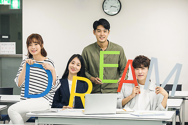 포토 JPG 문자 알파벳 응시 여자 남자 대학생 대학생라이프 실내 미소 들기 사람 앉기 여러명 상반신 20대 성인 앞모습 옆모습 친구 노트북 청춘 캠퍼스라이프 꿈 한국인 강의실 책상 대학교 과제 성인만 조별과제 국내포토 학생 라이프스타일 영어 시선 교육 뷰포인트 가구 다수 컨셉 학교 관계 모션 표정 동양인 청년 내부 전자제품 공간 파일형식