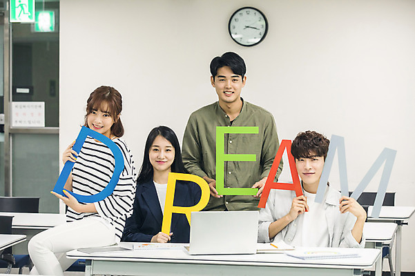 포토 JPG 문자 알파벳 응시 여자 남자 대학생 대학생라이프 실내 미소 들기 사람 앉기 여러명 상반신 20대 성인 앞모습 옆모습 친구 노트북 청춘 캠퍼스라이프 꿈 한국인 강의실 대학교 성인만 국내포토 학생 라이프스타일 영어 시선 교육 뷰포인트 다수 컨셉 학교 관계 모션 표정 동양인 청년 내부 전자제품 공간 파일형식