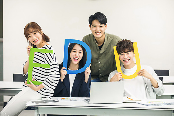 포토 JPG 문자 알파벳 여자 교육 남자 대학생 대학생라이프 실내 미소 들기 사람 앉기 여러명 상반신 20대 성인 앞모습 옆모습 친구 노트북 청춘 캠퍼스라이프 한국인 강의실 즐거움 대학교 과제 에듀 성인만 조별과제 국내포토 학생 라이프스타일 영어 감정 뷰포인트 다수 컨셉 학교 관계 모션 표정 동양인 청년 내부 전자제품 공간 에듀케이션 파일형식