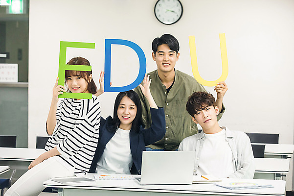 포토 JPG 문자 알파벳 여자 교육 남자 대학생 대학생라이프 실내 미소 들기 사람 앉기 여러명 상반신 20대 성인 앞모습 옆모습 친구 노트북 청춘 캠퍼스라이프 한국인 강의실 대학교 에듀 성인만 국내포토 학생 라이프스타일 영어 뷰포인트 다수 컨셉 학교 관계 모션 표정 동양인 청년 내부 전자제품 공간 에듀케이션 파일형식