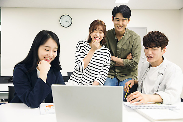 포토 JPG 응시 여자 남자 대학생 협력 대학생라이프 실내 미소 사람 앉기 여러명 상반신 20대 성인 앞모습 노트북 청춘 팔짱 캠퍼스라이프 턱괴기 한국인 강의실 즐거움 대학교 과제 프로젝트 성인만 조별과제 국내포토 학생 라이프스타일 시선 교육 감정 뷰포인트 다수 컨셉 학교 모션 표정 동양인 청년 내부 전자제품 공간 파일형식