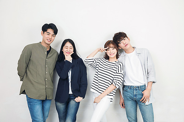 포토 JPG 여자 남자 대학생 포즈 대학생라이프 실내 서기 미소 사람 여러명 상반신 20대 성인 앞모습 친구 청춘 캠퍼스라이프 한국인 강의실 즐거움 대학교 브이 성인만 국내포토 학생 라이프스타일 교육 감정 뷰포인트 다수 컨셉 학교 관계 모션 표정 동양인 손짓 청년 내부 공간 파일형식