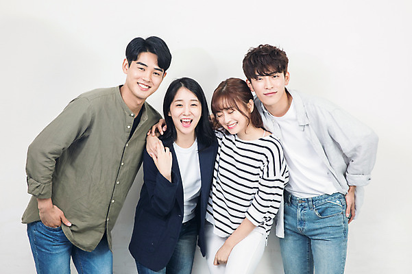 포토 JPG 응시 여자 남자 대학생 포즈 대학생라이프 실내 서기 미소 사람 여러명 상반신 20대 성인 앞모습 친구 청춘 손잡기 캠퍼스라이프 한국인 강의실 즐거움 대학교 성인만 어깨에손 국내포토 학생 라이프스타일 시선 교육 감정 뷰포인트 다수 컨셉 학교 관계 모션 표정 동양인 청년 내부 공간 파일형식