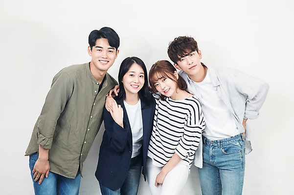 포토 JPG 응시 여자 남자 대학생 포즈 대학생라이프 실내 서기 미소 사람 여러명 상반신 20대 성인 앞모습 친구 청춘 손잡기 캠퍼스라이프 한국인 강의실 대학교 성인만 국내포토 학생 라이프스타일 시선 교육 뷰포인트 다수 컨셉 학교 관계 모션 표정 동양인 청년 내부 공간 파일형식