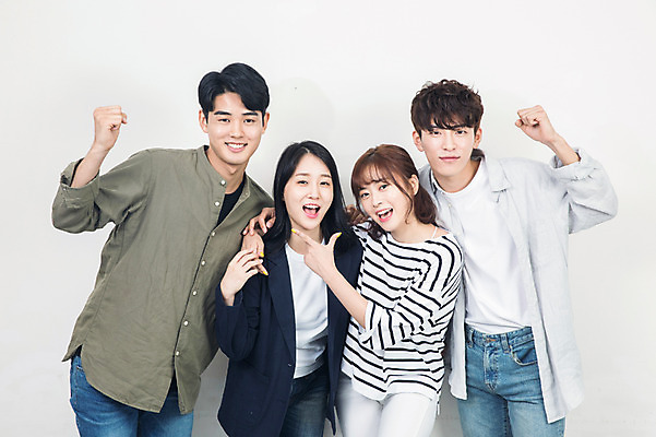 포토 JPG 응시 여자 남자 대학생 포즈 대학생라이프 실내 서기 미소 사람 여러명 상반신 20대 성인 앞모습 친구 청춘 캠퍼스라이프 파이팅 한국인 강의실 즐거움 대학교 성인만 국내포토 학생 라이프스타일 시선 교육 감정 뷰포인트 다수 컨셉 학교 관계 모션 표정 동양인 청년 내부 공간 파일형식