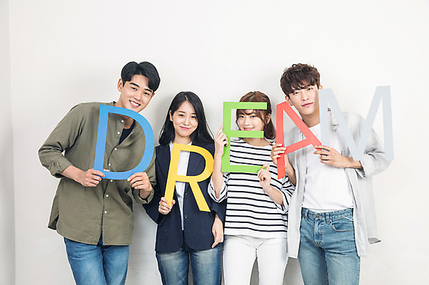 포토 JPG 문자 알파벳 응시 여자 남자 대학생 포즈 대학생라이프 실내 서기 미소 들기 사람 여러명 상반신 20대 성인 앞모습 친구 청춘 캠퍼스라이프 꿈 한국인 강의실 대학교 성인만 국내포토 학생 라이프스타일 영어 시선 교육 뷰포인트 다수 컨셉 학교 관계 모션 표정 동양인 청년 내부 공간 파일형식