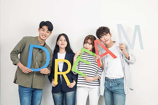 포토 JPG 문자 알파벳 여자 남자 대학생 포즈 대학생라이프 실내 서기 미소 들기 사람 여러명 상반신 20대 성인 앞모습 청춘 캠퍼스라이프 꿈 한국인 강의실 대학교 성인만 국내포토 학생 라이프스타일 영어 교육 뷰포인트 다수 컨셉 학교 모션 표정 동양인 청년 내부 공간 파일형식