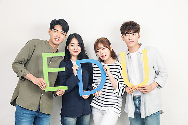 포토 JPG 문자 알파벳 응시 여자 교육 남자 대학생 포즈 대학생라이프 실내 서기 미소 들기 사람 여러명 상반신 20대 성인 앞모습 친구 청춘 캠퍼스라이프 한국인 강의실 대학교 에듀 성인만 국내포토 학생 라이프스타일 영어 시선 뷰포인트 다수 컨셉 학교 관계 모션 표정 동양인 청년 내부 공간 에듀케이션 파일형식