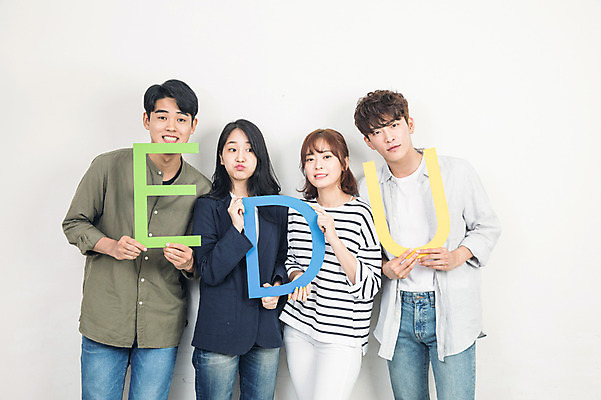 포토 JPG 문자 알파벳 응시 여자 교육 남자 대학생 포즈 대학생라이프 실내 서기 미소 들기 사람 여러명 상반신 20대 성인 앞모습 친구 청춘 캠퍼스라이프 한국인 강의실 대학교 문서 에듀 성인만 국내포토 학생 라이프스타일 영어 시선 뷰포인트 다수 컨셉 학교 관계 모션 표정 동양인 청년 내부 공간 에듀케이션 파일형식