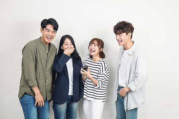 포토 JPG 여자 남자 대학생 포즈 대학생라이프 실내 서기 미소 웃음 들기 사람 여러명 상반신 20대 성인 앞모습 옆모습 친구 스마트폰 청춘 캠퍼스라이프 한국인 강의실 즐거움 대학교 성인만 국내포토 학생 라이프스타일 교육 감정 뷰포인트 다수 컨셉 학교 관계 모션 표정 동양인 청년 내부 핸드폰 스마트기기 공간 파일형식