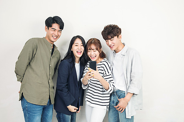 포토 JPG 응시 여자 남자 대학생 대학생라이프 실내 서기 미소 웃음 사람 여러명 상반신 20대 성인 앞모습 친구 스마트폰 청춘 캠퍼스라이프 한국인 강의실 즐거움 대학교 성인만 국내포토 학생 라이프스타일 시선 교육 감정 뷰포인트 다수 컨셉 학교 관계 모션 표정 동양인 청년 내부 핸드폰 스마트기기 공간 파일형식