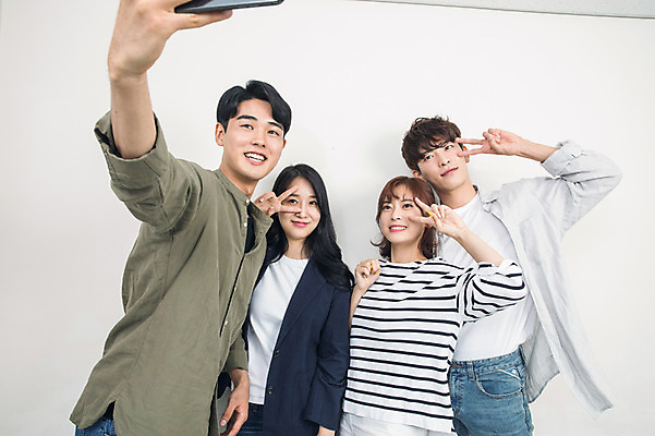 포토 JPG 응시 여자 남자 대학생 포즈 대학생라이프 실내 미소 웃음 들기 사람 여러명 상반신 20대 성인 앞모습 옆모습 친구 스마트폰 청춘 캠퍼스라이프 한국인 셀프카메라 강의실 대학교 브이 성인만 단체사진 국내포토 학생 라이프스타일 시선 교육 뷰포인트 다수 컨셉 학교 관계 모션 표정 동양인 손짓 청년 내부 핸드폰 스마트기기 사진촬영 공간 기념사진 파일형식