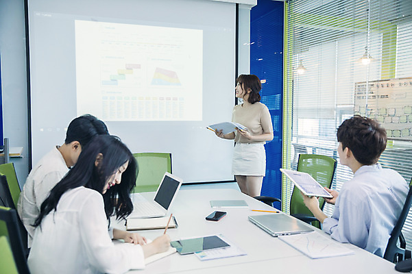 포토 JPG 여자 남자 대학생 대학생라이프 실내 서기 미소 사람 앉기 여러명 상반신 20대 성인 옆모습 뒷모습 노트북 청춘 태블릿 캠퍼스라이프 자료 듣기 한국인 기록 발표 강의실 집중 대학교 문서 성인만 국내포토 학생 라이프스타일 교육 뷰포인트 다수 컨셉 학교 모션 표정 동양인 청년 내부 전자제품 스마트기기 공간 파일형식