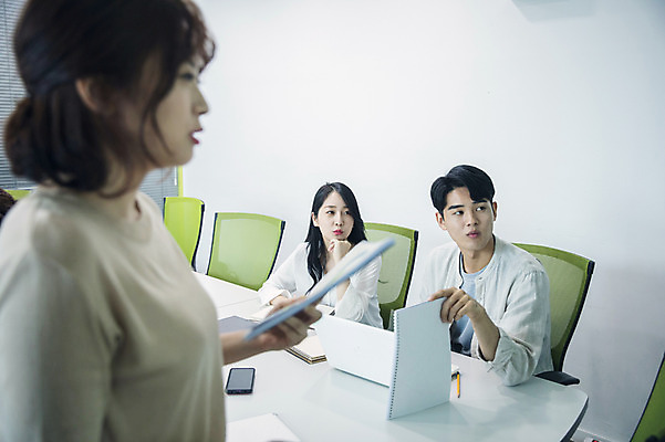 포토 JPG 여자 남자 대학생 대학생라이프 실내 서기 사람 앉기 상반신 20대 성인 앞모습 옆모습 세명 노트북 청춘 태블릿 캠퍼스라이프 듣기 한국인 발표 강의실 집중 대학교 성인만 국내포토 학생 라이프스타일 교육 뷰포인트 컨셉 학교 모션 동양인 청년 내부 전자제품 스마트기기 공간 파일형식