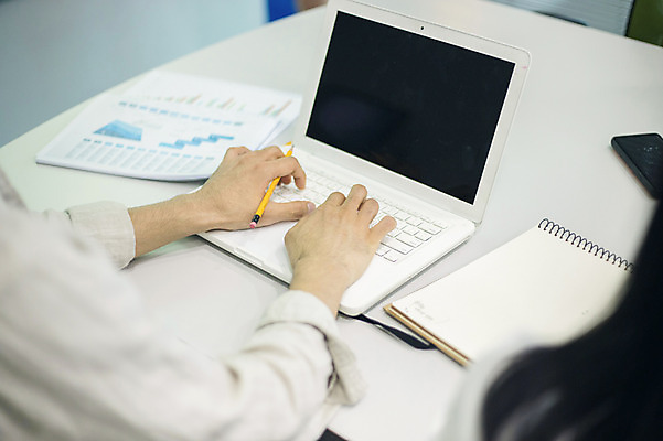 포토 JPG 손 여자 남자 대학생 대학생라이프 실내 사람 앉기 상반신 20대 성인 두명 옆모습 뒷모습 신체부위 노트북 연필 캠퍼스라이프 공책 한국인 타이핑 발표 강의실 책상 대학교 문서 정리 성인만 국내포토 학생 라이프스타일 교육 뷰포인트 가구 학교 모션 문구용품 학용품 동양인 청년 내부 전자제품 필기구 공간 파일형식