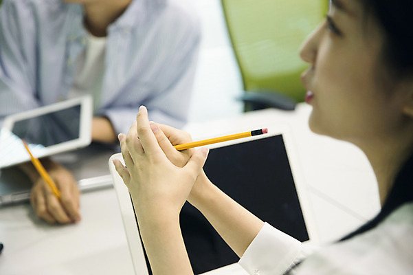 포토 JPG 손 응시 여자 남자 대학생 대학생라이프 실내 사람 앉기 상반신 20대 성인 두명 앞모습 옆모습 아웃포커스 신체부위 노트북 태블릿 연필 캠퍼스라이프 듣기 한국인 발표 강의실 집중 대학교 성인만 국내포토 학생 라이프스타일 시선 교육 뷰포인트 컨셉 학교 모션 학용품 촬영기법 동양인 청년 내부 전자제품 스마트기기 필기구 공간 파일형식