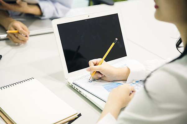 포토 JPG 응시 여자 남자 대학생 대학생라이프 실내 사람 상반신 20대 성인 두명 앞모습 뒷모습 노트북 연필 캠퍼스라이프 공책 자료 한국인 기록 발표 강의실 집중 대학교 문서 성인만 국내포토 학생 라이프스타일 시선 교육 뷰포인트 컨셉 학교 문구용품 학용품 동양인 청년 내부 전자제품 필기구 공간 파일형식