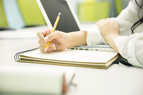 포토 JPG 손 여자 대학생 대학생라이프 실내 한명 사람 상반신 20대 성인 옆모습 신체부위 노트북 연필 캠퍼스라이프 공책 한국인 기록 발표 강의실 집중 대학교 정리 성인여자한명만 국내포토 1 학생 라이프스타일 교육 뷰포인트 컨셉 학교 문구용품 학용품 동양인 청년 내부 전자제품 필기구 공간 여자한명만 성인여자만 파일형식