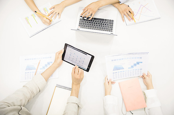 포토 JPG 손 여자 남자 대학생 그래프 협력 대학생라이프 실내 사람 여러명 20대 성인 신체부위 노트북 청춘 하이앵글 태블릿 연필 캠퍼스라이프 공책 자료 한국인 기록 발표 강의실 준비 대학교 프로젝트 성인만 국내포토 학생 라이프스타일 교육 뷰포인트 다수 컨셉 학교 문구용품 학용품 동양인 청년 내부 전자제품 스마트기기 필기구 공간 파일형식