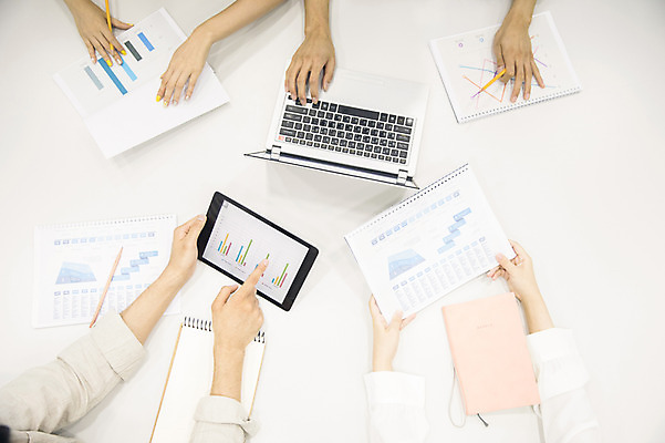 포토 JPG 여자 남자 대학생 그래프 협력 대학생라이프 실내 사람 여러명 20대 성인 노트북 청춘 하이앵글 태블릿 연필 캠퍼스라이프 자료 한국인 가리킴 기록 발표 강의실 분석 준비 대학교 문서 프로젝트 성인만 국내포토 학생 라이프스타일 교육 뷰포인트 다수 컨셉 학교 학용품 동양인 손짓 청년 내부 전자제품 스마트기기 필기구 공간 파일형식