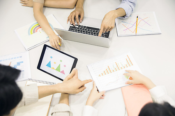 포토 JPG 손 여자 남자 대학생 그래프 협력 대학생라이프 실내 사람 여러명 20대 성인 신체부위 노트북 청춘 하이앵글 태블릿 연필 캠퍼스라이프 자료 한국인 가리킴 기록 발표 강의실 준비 대학교 문서 프로젝트 성인만 국내포토 학생 라이프스타일 교육 뷰포인트 다수 컨셉 학교 학용품 동양인 손짓 청년 내부 전자제품 스마트기기 필기구 공간 파일형식