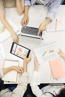 포토 JPG 손 여자 남자 대학생 그래프 협력 대학생라이프 실내 사람 여러명 20대 성인 신체부위 노트북 청춘 하이앵글 태블릿 연필 캠퍼스라이프 공책 자료 한국인 가리킴 발표 강의실 준비 대학교 문서 프로젝트 성인만 국내포토 학생 라이프스타일 교육 뷰포인트 다수 컨셉 학교 문구용품 학용품 동양인 손짓 청년 내부 전자제품 스마트기기 필기구 공간 파일형식