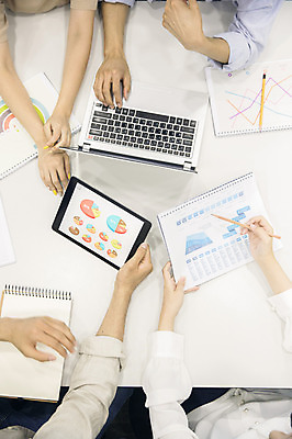 포토 JPG 손 여자 남자 대학생 그래프 협력 대학생라이프 실내 사람 여러명 20대 성인 신체부위 노트북 청춘 하이앵글 태블릿 연필 캠퍼스라이프 공책 자료 한국인 기록 발표 강의실 준비 대학교 문서 과제 프로젝트 성인만 조별과제 국내포토 학생 라이프스타일 교육 뷰포인트 다수 컨셉 학교 문구용품 학용품 동양인 청년 내부 전자제품 스마트기기 필기구 공간 파일형식