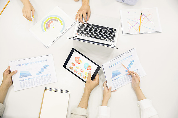 포토 JPG 손 여자 남자 대학생 그래프 협력 대학생라이프 실내 사람 여러명 20대 성인 신체부위 노트북 청춘 하이앵글 태블릿 연필 캠퍼스라이프 자료 한국인 발표 강의실 준비 대학교 문서 프로젝트 성인만 국내포토 학생 라이프스타일 교육 뷰포인트 다수 컨셉 학교 학용품 동양인 청년 내부 전자제품 스마트기기 필기구 공간 파일형식