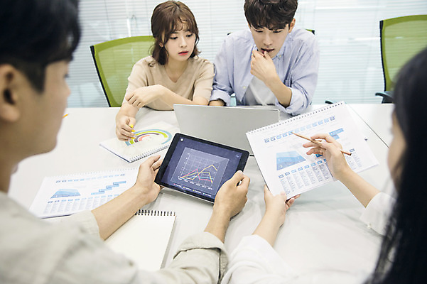 포토 학생 라이프스타일 시선 교육 대학생 뷰포인트 다수 컨셉 학교 모션 사람 동양인 손짓 청년 내부 전자제품 스마트기기 공간 파일형식 노트북 문서 가리킴 프로젝트 협력 준비 자료 발표 응시 집중 앉기 뒷모습 앞모습 상반신 JPG 20대 대학교 캠퍼스라이프 대학생라이프 실내 청춘 한국인 여러명 성인 여자 남자 태블릿 강의실 성인만 국내포토