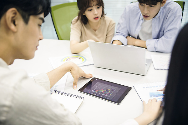 포토 JPG 응시 여자 남자 대학생 그래프 협력 대학생라이프 실내 사람 앉기 여러명 상반신 20대 성인 앞모습 뒷모습 노트북 청춘 태블릿 캠퍼스라이프 자료 한국인 기록 발표 강의실 집중 준비 대학교 문서 프로젝트 성인만 국내포토 학생 라이프스타일 시선 교육 뷰포인트 다수 컨셉 학교 모션 동양인 청년 내부 전자제품 스마트기기 공간 파일형식