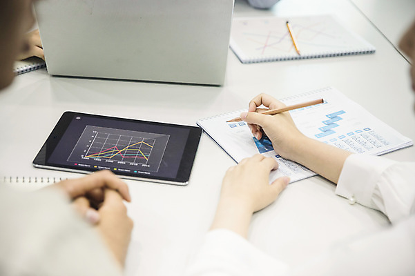 포토 학생 라이프스타일 교육 대학생 뷰포인트 컨셉 학교 학용품 사람 동양인 청년 내부 신체부위 전자제품 스마트기기 필기구 공간 파일형식 상반신 뒷모습 두명 준비 노트북 자료 발표 그래프 문서 연필 기록 손 JPG 20대 대학교 캠퍼스라이프 대학생라이프 실내 청춘 한국인 성인 여자 남자 태블릿 강의실 성인만 국내포토