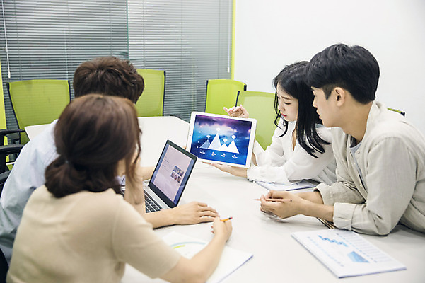 포토 JPG 응시 여자 남자 대학생 대학생라이프 실내 대화 사람 앉기 여러명 상반신 20대 성인 옆모습 노트북 청춘 태블릿 캠퍼스라이프 자료 한국인 발표 강의실 집중 준비 대학교 문서 성인만 국내포토 학생 라이프스타일 시선 교육 뷰포인트 다수 컨셉 학교 모션 말하기 동양인 청년 내부 전자제품 스마트기기 공간 파일형식