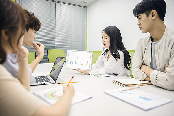 포토 JPG 여자 남자 대학생 협력 대학생라이프 실내 대화 미소 사람 앉기 여러명 상반신 20대 성인 옆모습 노트북 청춘 태블릿 캠퍼스라이프 자료 한국인 발표 강의실 준비 대학교 문서 프로젝트 성인만 국내포토 학생 라이프스타일 교육 뷰포인트 다수 컨셉 학교 모션 표정 말하기 동양인 청년 내부 전자제품 스마트기기 공간 파일형식