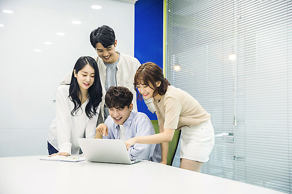 포토 JPG 응시 여자 남자 대학생 협력 대학생라이프 실내 서기 미소 사람 앉기 여러명 상반신 20대 성인 앞모습 옆모습 노트북 청춘 캠퍼스라이프 한국인 가리킴 강의실 책상 즐거움 대학교 과제 프로젝트 성인만 조별과제 국내포토 학생 라이프스타일 시선 교육 감정 뷰포인트 가구 다수 컨셉 학교 모션 표정 동양인 손짓 청년 내부 전자제품 공간 파일형식