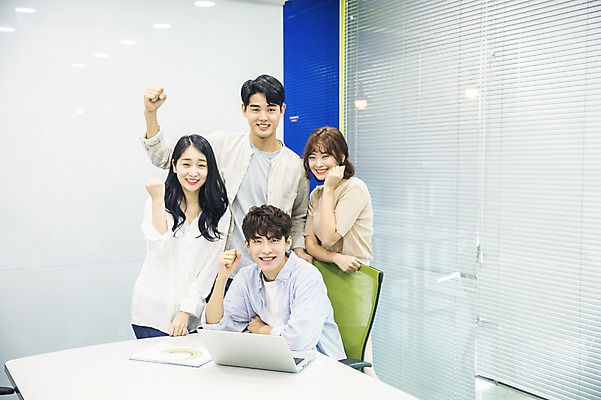 포토 JPG 여자 남자 대학생 협력 대학생라이프 실내 서기 미소 사람 앉기 여러명 상반신 20대 성인 앞모습 옆모습 노트북 청춘 캠퍼스라이프 파이팅 한국인 강의실 대학교 과제 프로젝트 성인만 조별과제 국내포토 학생 라이프스타일 교육 뷰포인트 다수 컨셉 학교 모션 표정 동양인 청년 내부 전자제품 공간 파일형식