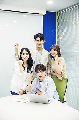 포토 JPG 응시 여자 남자 대학생 협력 대학생라이프 실내 서기 미소 사람 앉기 여러명 상반신 20대 성인 앞모습 노트북 청춘 손들기 캠퍼스라이프 파이팅 한국인 강의실 즐거움 대학교 과제 프로젝트 성인만 조별과제 국내포토 학생 라이프스타일 시선 교육 감정 뷰포인트 다수 컨셉 학교 모션 표정 동양인 청년 내부 전자제품 공간 파일형식