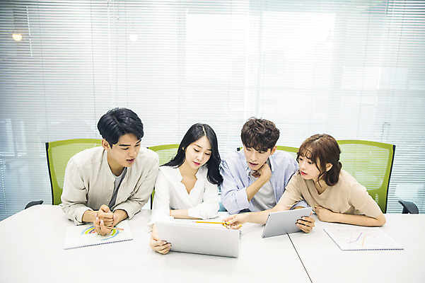 포토 JPG 응시 여자 남자 대학생 협력 대학생라이프 실내 사람 앉기 여러명 20대 성인 앞모습 노트북 청춘 태블릿 캠퍼스라이프 한국인 가리킴 강의실 집중 책상 대학교 문서 과제 프로젝트 성인만 조별과제 국내포토 학생 라이프스타일 시선 교육 뷰포인트 가구 다수 컨셉 학교 모션 동양인 손짓 청년 내부 전자제품 스마트기기 공간 파일형식