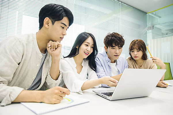 포토 JPG 응시 여자 남자 대학생 협력 대학생라이프 실내 미소 사람 앉기 여러명 상반신 20대 성인 옆모습 노트북 청춘 캠퍼스라이프 한국인 가리킴 강의실 집중 책상 대학교 과제 프로젝트 성인만 조별과제 국내포토 학생 라이프스타일 시선 교육 뷰포인트 가구 다수 컨셉 학교 모션 표정 동양인 손짓 청년 내부 전자제품 공간 파일형식