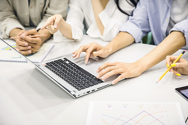 포토 JPG 손 여자 남자 대학생 손가락 협력 대학생라이프 실내 사람 여러명 20대 성인 신체부위 노트북 청춘 태블릿 연필 캠퍼스라이프 한국인 가리킴 타이핑 강의실 대학교 문서 과제 프로젝트 성인만 조별과제 국내포토 학생 라이프스타일 교육 다수 컨셉 학교 학용품 동양인 손짓 청년 내부 전자제품 스마트기기 필기구 공간 파일형식