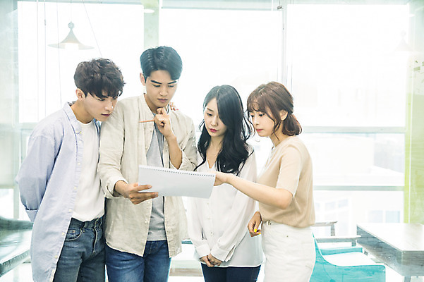 포토 JPG 응시 여자 남자 대학생 협력 대학생라이프 실내 대화 사람 여러명 상반신 20대 성인 앞모습 옆모습 청춘 캠퍼스라이프 한국인 가리킴 강의실 집중 스케치북 대학교 과제 프로젝트 성인만 조별과제 국내포토 학생 라이프스타일 시선 교육 뷰포인트 다수 컨셉 학교 학용품 말하기 동양인 손짓 청년 내부 공간 파일형식 모션 문구용품 인종 생활 오브젝트
