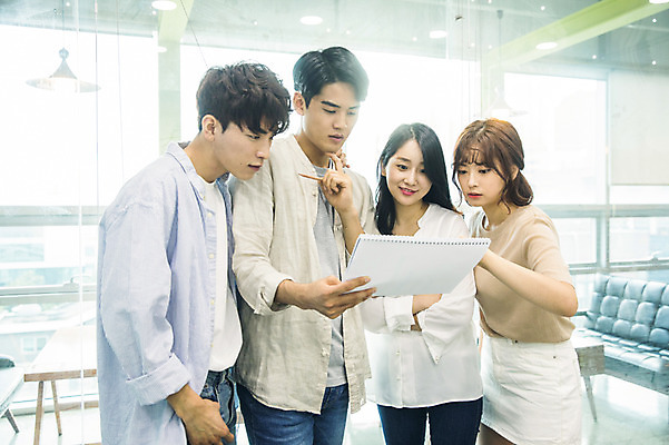 포토 JPG 응시 여자 남자 대학생 협력 대학생라이프 실내 대화 설명 미소 사람 여러명 상반신 20대 성인 앞모습 청춘 캠퍼스라이프 한국인 강의실 집중 대학교 과제 프로젝트 성인만 조별과제 국내포토 학생 라이프스타일 시선 교육 뷰포인트 다수 컨셉 학교 모션 표정 말하기 동양인 청년 내부 공간 파일형식