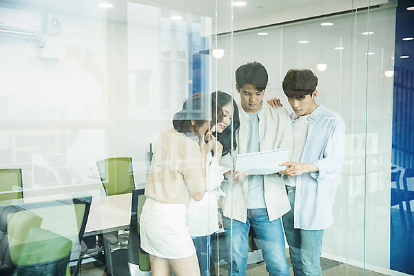 포토 JPG 응시 여자 남자 대학생 생각 협력 대학생라이프 실내 대화 들기 사람 여러명 상반신 20대 성인 앞모습 옆모습 청춘 캠퍼스라이프 한국인 강의실 집중 대학교 문서 과제 프로젝트 성인만 조별과제 국내포토 학생 라이프스타일 시선 교육 뷰포인트 다수 컨셉 학교 모션 말하기 동양인 청년 내부 공간 파일형식