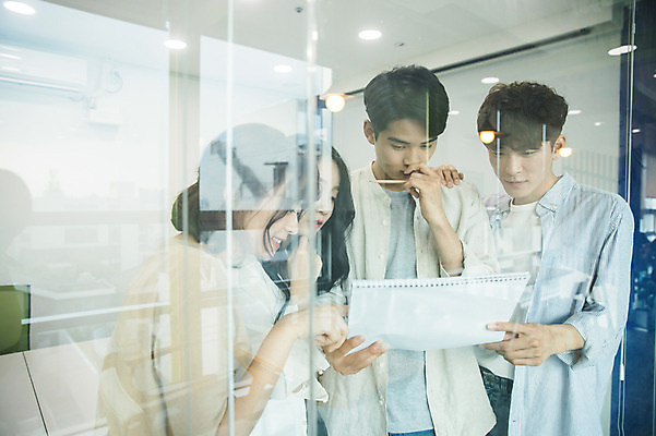 포토 JPG 응시 여자 남자 대학생 생각 협력 대학생라이프 실내 미소 사람 여러명 상반신 20대 성인 앞모습 옆모습 청춘 캠퍼스라이프 한국인 가리킴 강의실 집중 대학교 과제 프로젝트 성인만 조별과제 국내포토 학생 라이프스타일 시선 교육 뷰포인트 다수 컨셉 학교 표정 동양인 손짓 청년 내부 공간 파일형식