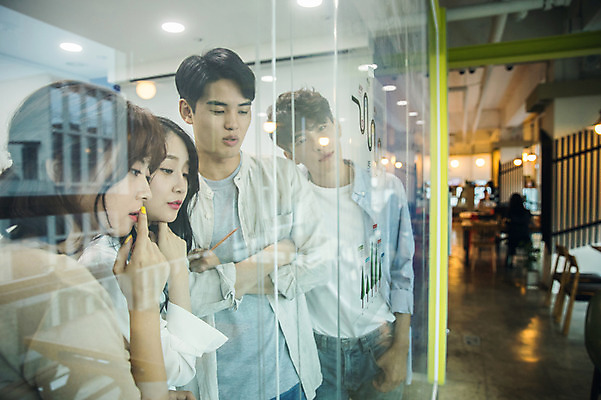 포토 JPG 응시 여자 남자 대학생 생각 협력 대학생라이프 실내 설명 사람 여러명 상반신 20대 성인 옆모습 청춘 캠퍼스라이프 한국인 강의실 집중 대학교 과제 프로젝트 성인만 조별과제 국내포토 학생 라이프스타일 시선 교육 뷰포인트 다수 컨셉 학교 모션 동양인 청년 내부 공간 파일형식