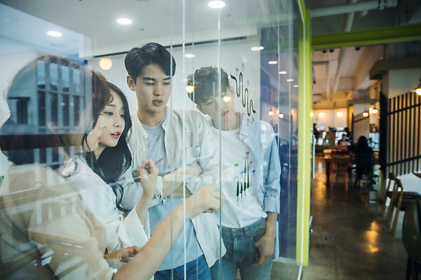 포토 JPG 응시 여자 남자 대학생 생각 회의 협력 대학생라이프 실내 대화 설명 사람 여러명 상반신 20대 성인 옆모습 청춘 캠퍼스라이프 한국인 가리킴 강의실 집중 대학교 과제 프로젝트 성인만 조별과제 국내포토 학생 라이프스타일 시선 교육 뷰포인트 다수 컨셉 비즈니스 학교 모션 말하기 동양인 손짓 청년 내부 공간 파일형식