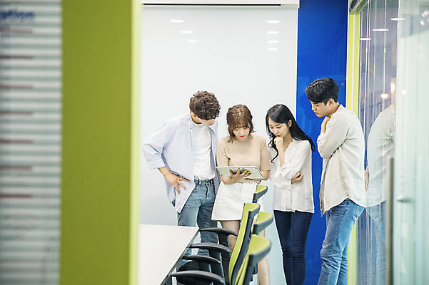 포토 JPG 응시 여자 남자 대학생 생각 의자 탁자 협력 대학생라이프 실내 서기 사람 여러명 상반신 20대 성인 앞모습 옆모습 노트북 청춘 캠퍼스라이프 턱괴기 한국인 강의실 집중 대학교 과제 프로젝트 성인만 조별과제 국내포토 학생 라이프스타일 시선 교육 뷰포인트 가구 다수 컨셉 학교 모션 동양인 청년 내부 전자제품 공간 파일형식
