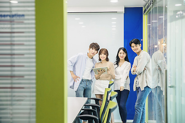 포토 JPG 응시 여자 남자 대학생 의자 탁자 협력 대학생라이프 실내 서기 미소 사람 여러명 상반신 20대 성인 앞모습 옆모습 노트북 청춘 팔짱 캠퍼스라이프 기댐 한국인 강의실 대학교 과제 프로젝트 성인만 조별과제 국내포토 학생 라이프스타일 시선 교육 뷰포인트 가구 다수 컨셉 학교 모션 표정 동양인 청년 내부 전자제품 공간 파일형식