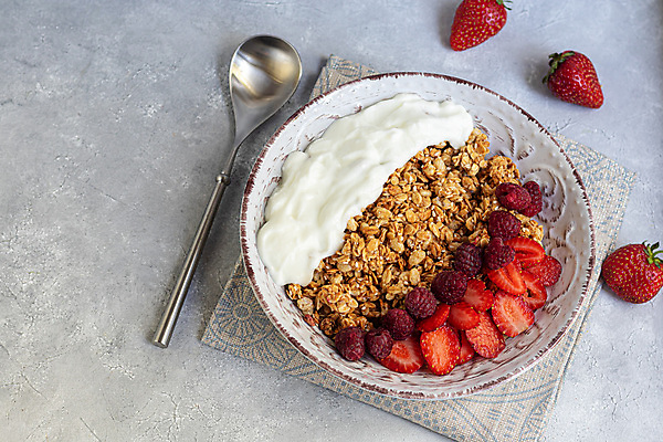 포토 JPG 해외이미지 그릇 회색배경 딸기 실내 사람없음 숟가락 식탁보 산딸기 요거트 뮤즐리 그래놀라 해외포토 식기 음식 백그라운드 과일 유제품 수저 내부 회색 파일형식 이미지허브