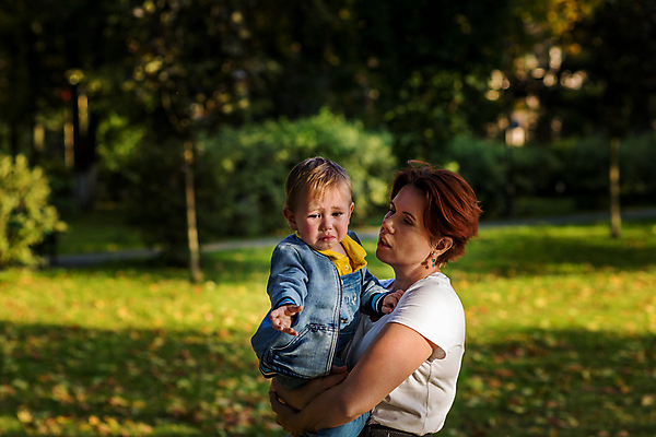 포토 JPG 해외이미지 백인 라이프스타일 응시 공원 행복 감정 아들 초등학생 어린이 장난 관계 자연 놀이 함께함 건강 사람 소년 야외 두명 캐주얼 햇빛 아기 놀이터 긍정 걸음마 천진난만 해외포토 서양인 학생 시선 옷 공공시설 남자 컨셉 가족 모션 생활 태양 생태계 파일형식 이미지허브